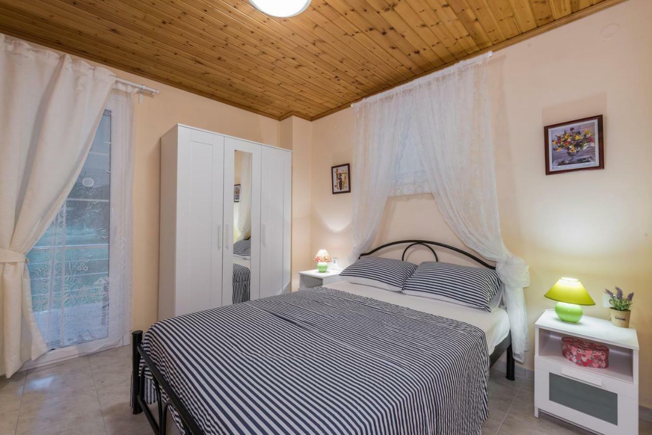 Family Holiday Apartment With Garden & Bbq Velonádes エクステリア 写真