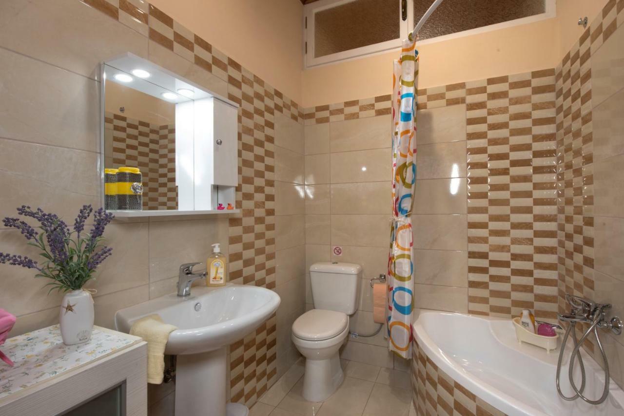Family Holiday Apartment With Garden & Bbq Velonádes エクステリア 写真