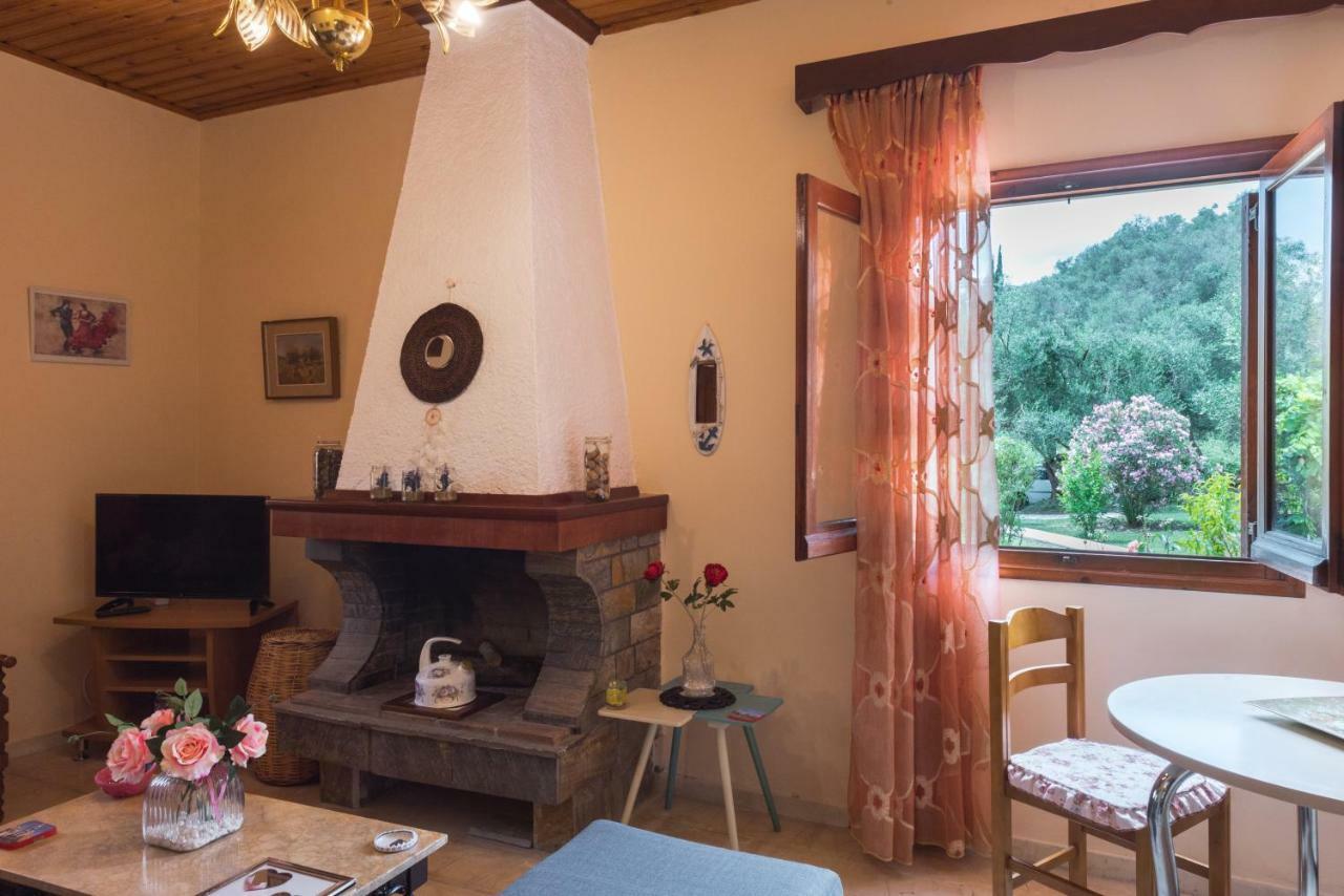 Family Holiday Apartment With Garden & Bbq Velonádes エクステリア 写真