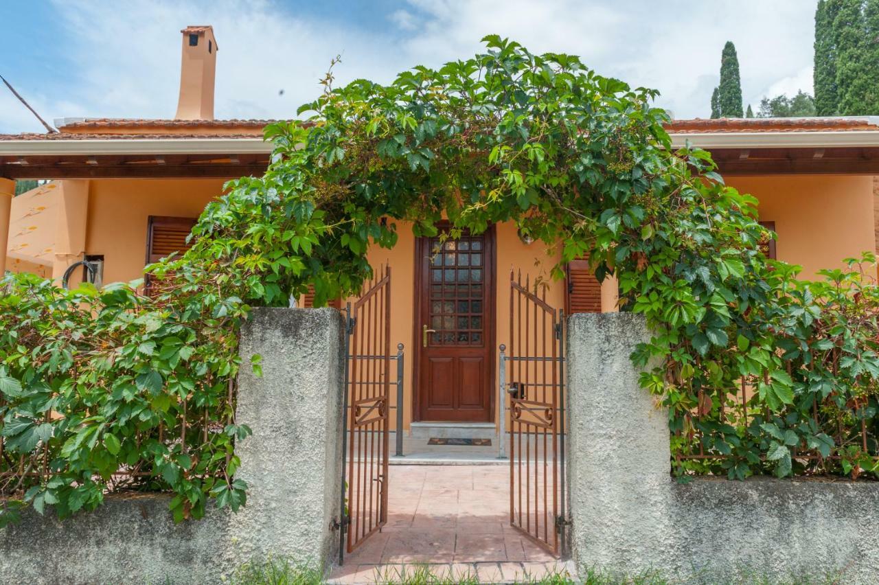 Family Holiday Apartment With Garden & Bbq Velonádes エクステリア 写真